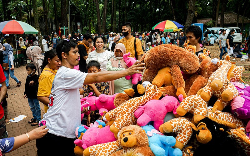 Pedagang Boneka di Ragunan Raup Cuan, Omzet Sehari Rp6 Juta - Bagian 3