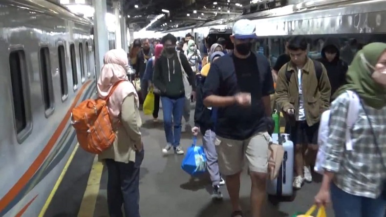 title 17.000 Pemudik Kembali ke Kota Bandung via Stasiun Kiaracondong 17.000 Pemudik Kembali ke Kota Bandung via Stasiun Kiaracondong