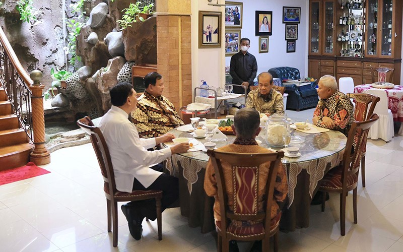 Prabowo Hormat-Cium Tangan Laksamana TNI (Purn) Widodo AS saat Silaturahmi - Bagian 4