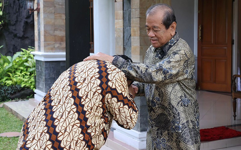 Prabowo Hormat-Cium Tangan Laksamana TNI (Purn) Widodo AS saat Silaturahmi - Bagian 1