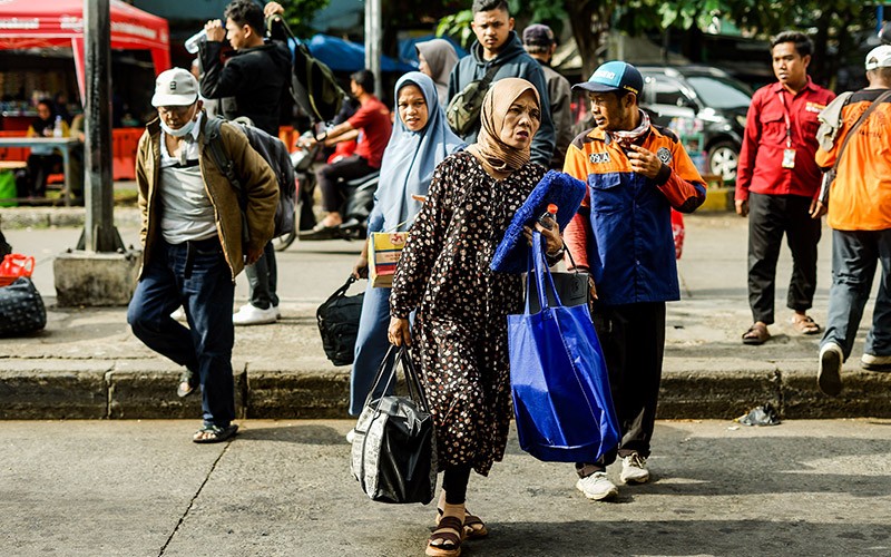 Pemudik Mulai Kembali ke Jakarta melalui Terminal Kampung Rambutan - Bagian 1