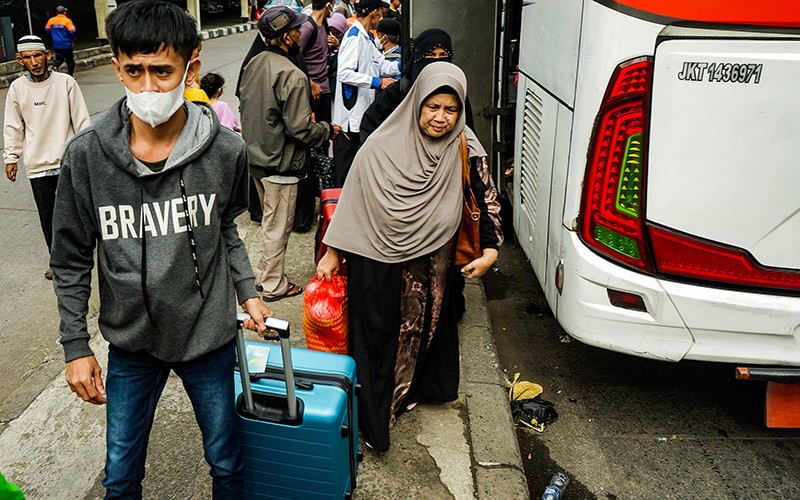 Pemudik Mulai Kembali ke Jakarta melalui Terminal Kampung Rambutan - Bagian 3
