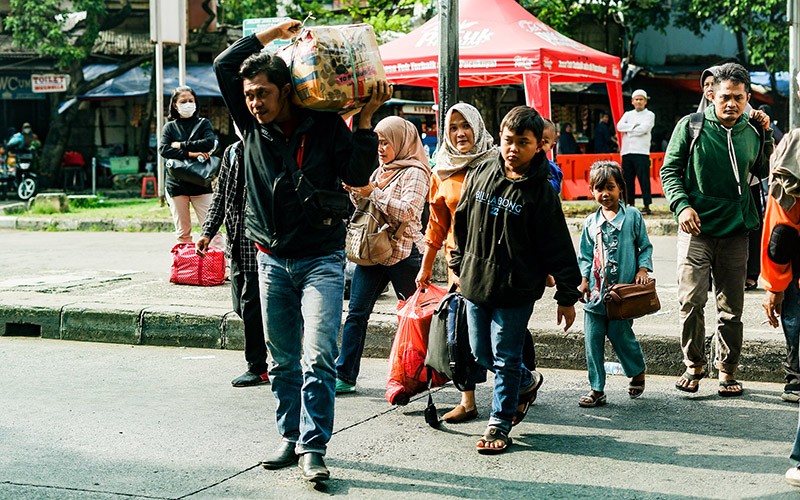 Pemudik Mulai Kembali ke Jakarta melalui Terminal Kampung Rambutan - Bagian 2