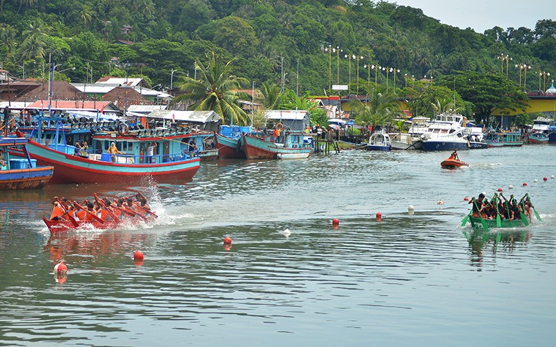 Lomba Dayung Selaju Sampan di Sungai Batang Arau - Bagian 1