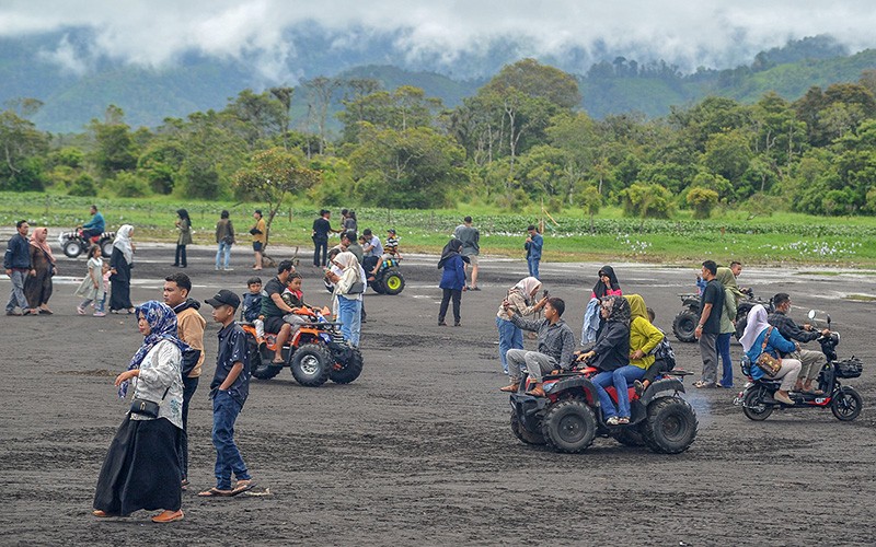 Bekas Lokasi Banjir Material Vulkanik Gunung Kerinci Didatangi Wisatawan - Bagian 2