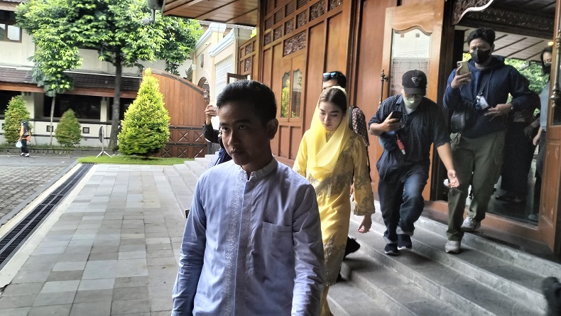 title Gibran Kenakan Baju Koko Model Gaya Ibas, Kirim Kode? Gibran Kenakan Baju Koko Model Gaya Ibas, Kirim Kode?