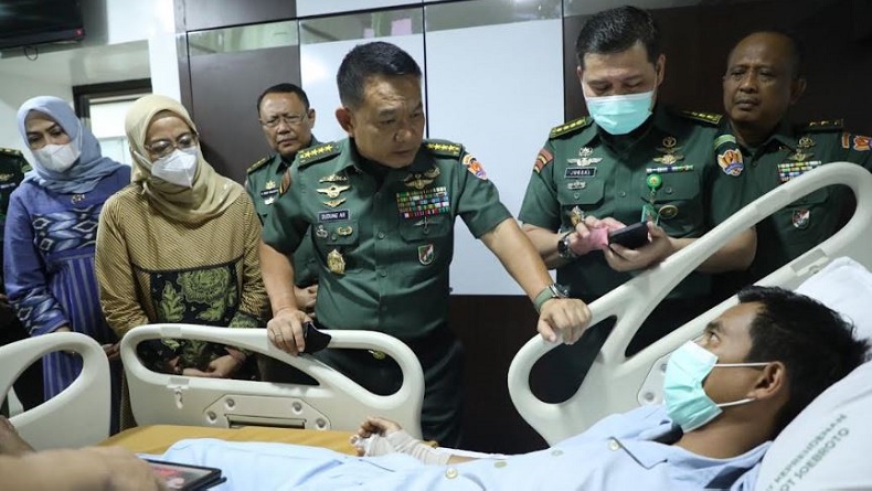 KSAD Dudung Jenguk 7 Prajurit TNI yang Diserang KKB, Kondisinya Berangsur Membaik
