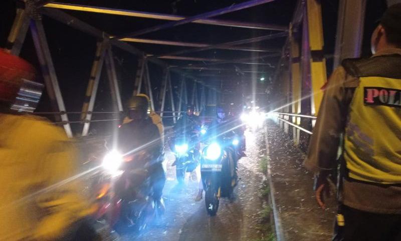 Ribuan Laron Muncul di Jembatan Serayu Banyumas, Arus Balik Ruas Buntu-Sokaraja Tersendat