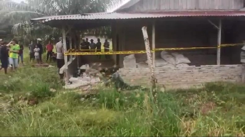 title Pemuda Labura Ditemukan Terkapar oleh Ortu di Rumah Kosong, Tewas akibat Luka Bacok Pemuda Labura Ditemukan Terkapar oleh Ortu di Rumah Kosong, Tewas akibat Luka Bacok