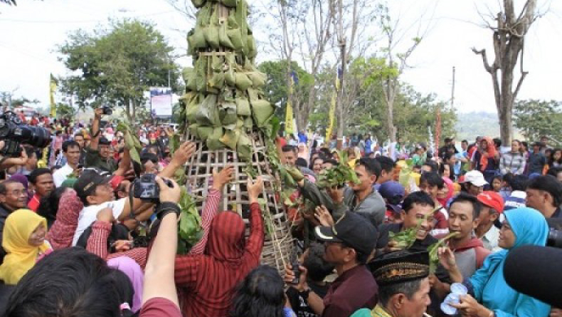 Sesaji Rewanda, Tradisi Merayakan Syawalan Bersama Para Monyet di Goa Kreo Semarang