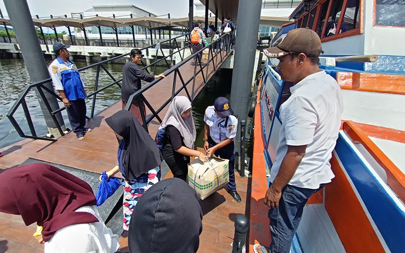 Jumlah Penumpang dari Kepulauan Seribu Tiba di Muara Angke Meningkat - Bagian 2