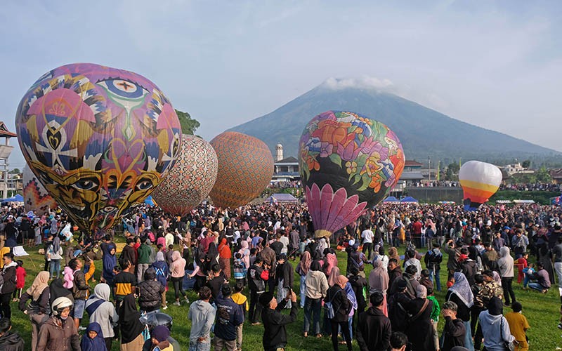 Warna-warni Balon Udara Tradisional Hiasi Langit Temanggung - Bagian 2