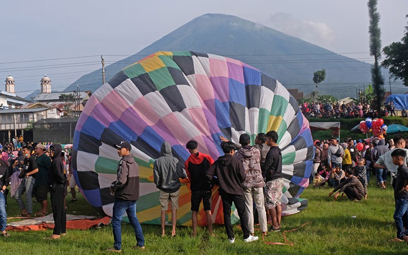 Warna-warni Balon Udara Tradisional Hiasi Langit Temanggung - Bagian 3