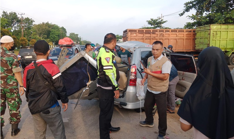 Kronologi Avanza Tabrak Truk Parkir Di Kampar Hingga 3 Orang Tewas Dan ...