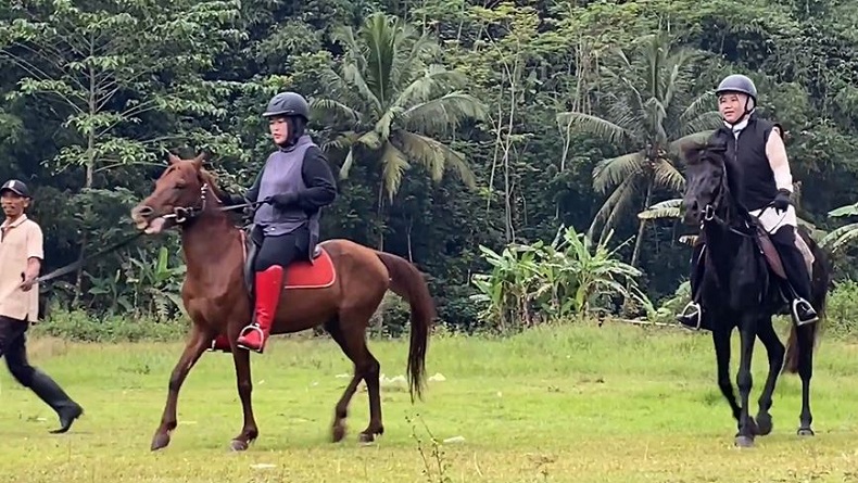 title Menikmati Keseruan Olahraga Berkuda Menyusuri Desa di Banjarnegara Menikmati Keseruan Olahraga Berkuda Menyusuri Desa di Banjarnegara