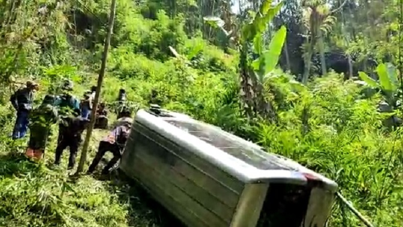 Kecelakaan di Rongga KBB Hari Ini, Elf Terjun ke Jurang, 9 Orang Luka