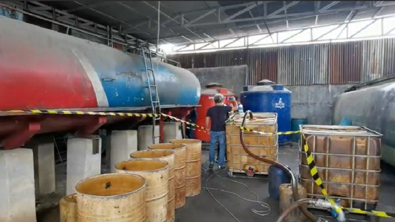 title Gudang Solar di Medan Digerebek, Diduga Milik AKBP Achiruddin Hasibuan? Gudang Solar di Medan Digerebek, Diduga Milik AKBP Achiruddin Hasibuan?