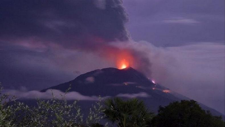 title Gunung Ile Lewotolok Meletus 48 Kali dalam Sehari, Status Level II Waspada Gunung Ile Lewotolok Meletus 48 Kali dalam Sehari, Status Level II Waspada