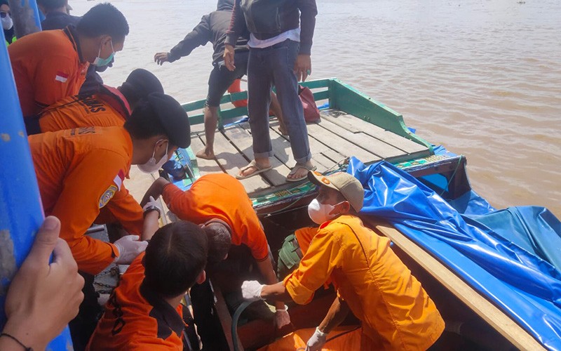 Tim SAR Evakuasi 11 Jenazah Korban Kecelakaan Kapal Evelyn Calisca - Bagian 3