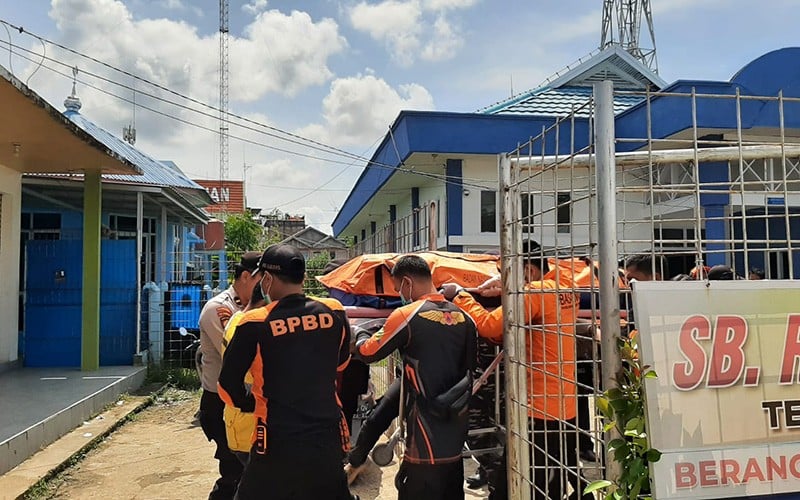 title 1 Jasad Ditemukan, Korban Tewas Tragedi Kapal Evelyn Bertambah Jadi 12 Orang 1 Jasad Ditemukan, Korban Tewas Tragedi Kapal Evelyn Bertambah Jadi 12 Orang