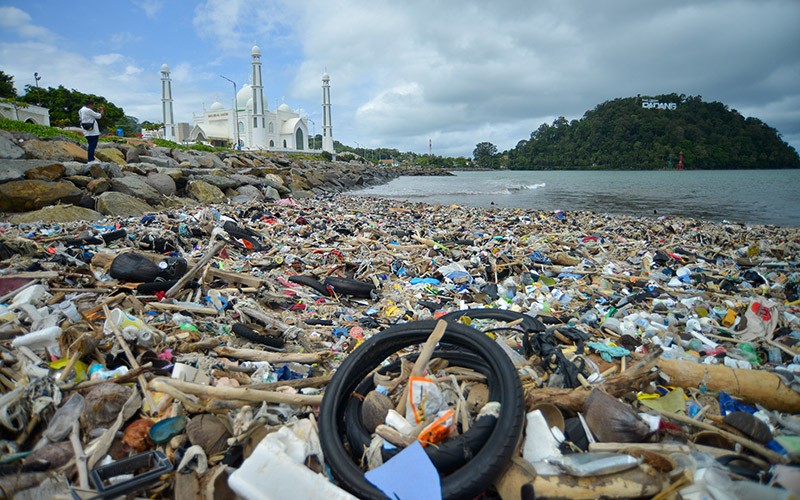 Sampah Menumpuk di Pantai Padang - Bagian 1