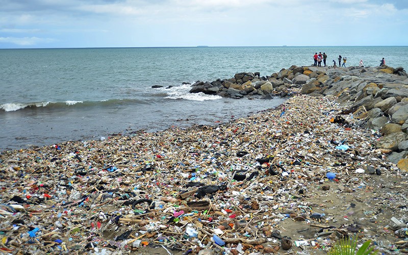 Sampah Menumpuk di Pantai Padang - Bagian 2