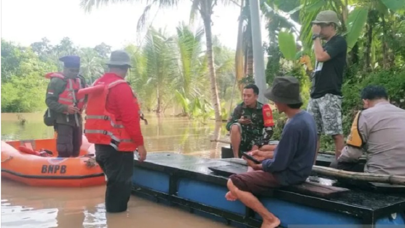Banjir di OKU Capai 3 Meter, TNI Polri Terjun Bantu Warga Evakuasi Barang Berharga