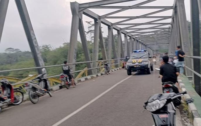 title Selfie di Jembatan, Ibu-Anak Hilang Terseret Arus Sungai Cibuni Cianjur Selfie di Jembatan, Ibu-Anak Hilang Terseret Arus Sungai Cibuni Cianjur