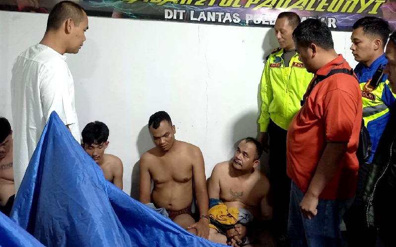 title Gasak Laptop Pemudik di Rest Area 57 Tol Japek, Komplotan Pencuri Ditangkap di Padaleunyi Gasak Laptop Pemudik di Rest Area 57 Tol Japek, Komplotan Pencuri Ditangkap di Padaleunyi