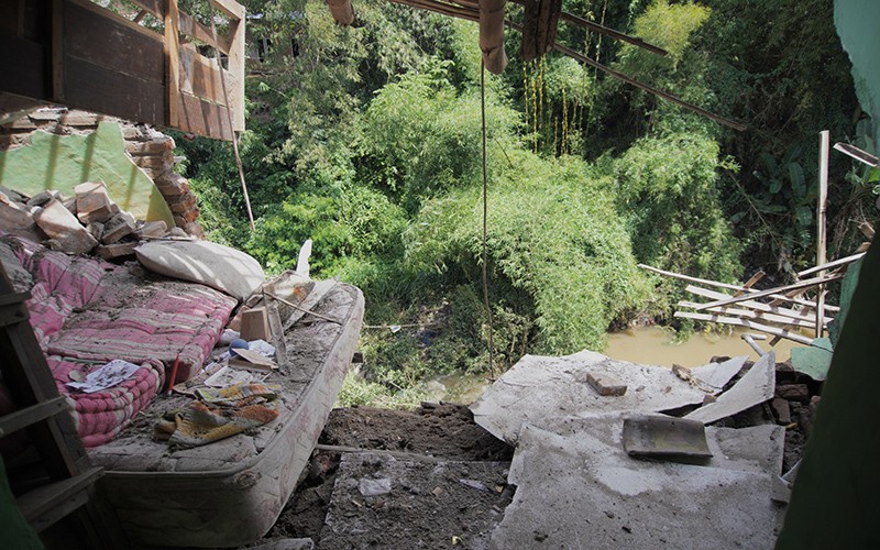 Tanah Longsor di Lereng Aliran Sungai Metro Malang, 15 Rumah Rusak - Bagian 2