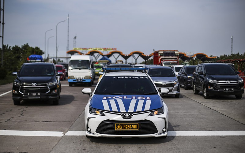 Sistem Satu Arah Kembali Berlaku dari KM 188 Tol Palimanan hingga Tol Japek - Bagian 1
