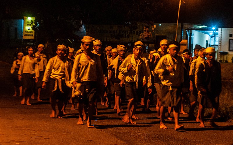 Foto Warga Suku Badui Dalam Jalan 160 Kilometer Tanpa Alas Kaki - Bagian 2