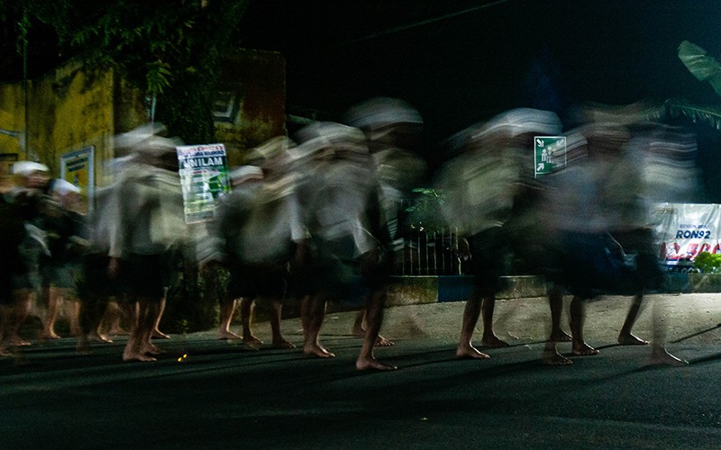 Foto Warga Suku Badui Dalam Jalan 160 Kilometer Tanpa Alas Kaki - Bagian 3