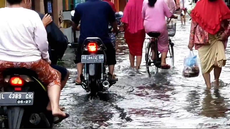 title Update Banjir Surabaya: Permukiman Masih Tergenang, Aktivitas Warga Terganggu Update Banjir Surabaya: Permukiman Masih Tergenang, Aktivitas Warga Terganggu