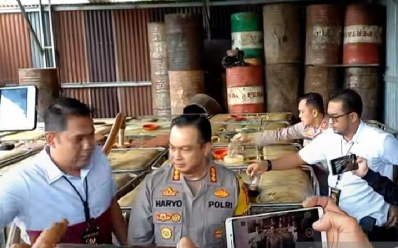  Polisi Tutup Gudang Solar Ilegal di Kertapati Palembang 