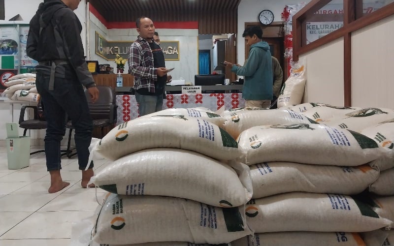 Kantor Kelurahan Gaga Tangerang Diterjang Banjir, Ratusan Karung Beras Bansos Terendam