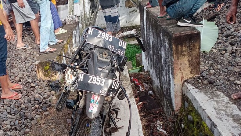 KA Argo Sindoro Tabrak Motor di Kendal, Perjalanan Kereta ke Jakarta Terganggu