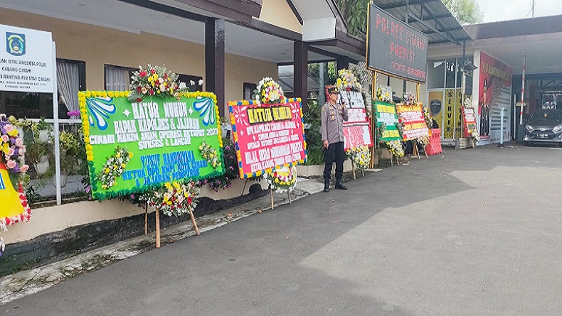 title Mapolres Cimahi Dibanjiri Karangan Bunga dari Berbagai Kalangan, Ini Isinya Mapolres Cimahi Dibanjiri Karangan Bunga dari Berbagai Kalangan, Ini Isinya