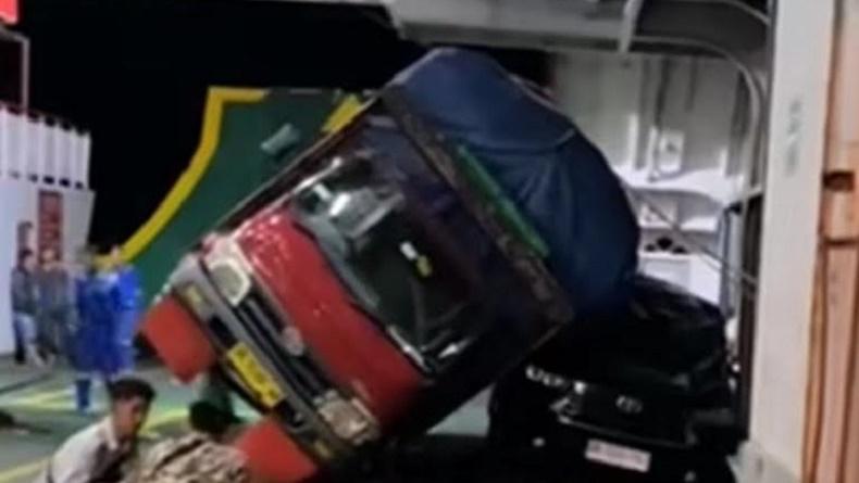 Kapal Fery Dihantam Ombak sampai Oleng di Gilimanuk, Muatan Truk Terguling