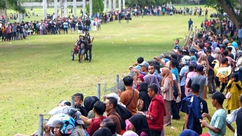 Ribuan Masyarakat Padati Lomba Karapan Sapi di Gorontalo
