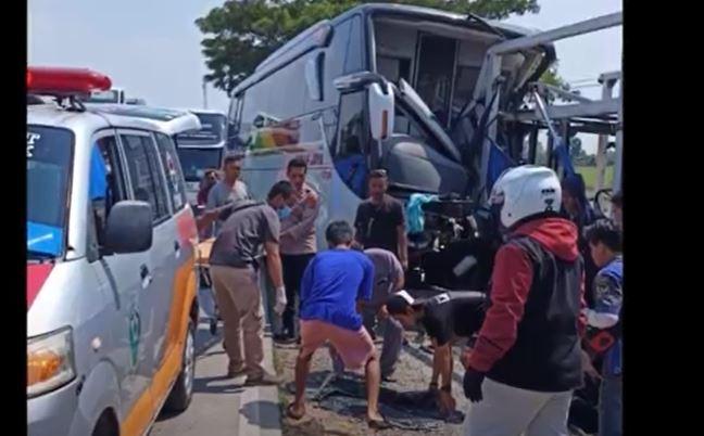 Kecelakaan di Pantura Subang Hari Ini, Bus Sinar Jaya Tabrak Truk 2 Luka-Luka