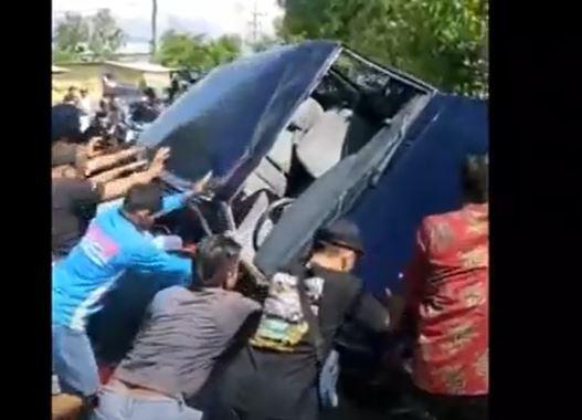 title Kecelakaan di Probolinggo Hari Ini, Kijang Tabrak Pembatas Jalan 4 Luka-Luka Kecelakaan di Probolinggo Hari Ini, Kijang Tabrak Pembatas Jalan 4 Luka-Luka
