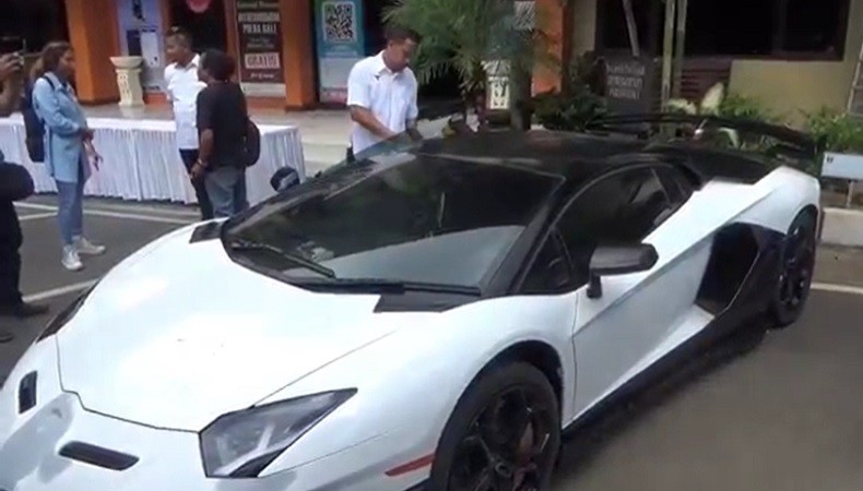 title Lamborghini Domogatsky Dikembalikan ke Pemilik, Ini Kata Polda Bali Lamborghini Domogatsky Dikembalikan ke Pemilik, Ini Kata Polda Bali