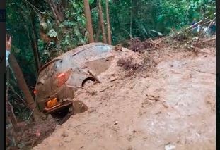 Longsor di Kelok 9 Limapuluh Kota Timbun Mobil Pasutri hingga Nyaris Masuk Jurang