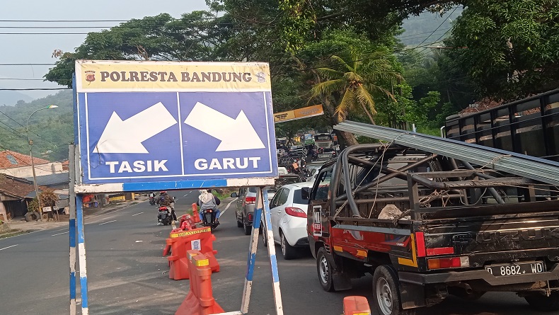 title Kendaraan Macet di Cagak Nagreg Bandung, Sopir Matikan Mesin dan Ngopi di Bahu Jalan Kendaraan Macet di Cagak Nagreg Bandung, Sopir Matikan Mesin dan Ngopi di Bahu Jalan