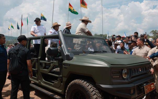 Kunjungi Tanah Minang, Prabowo Kendarai Rantis Maung Produksi Anak Bangsa