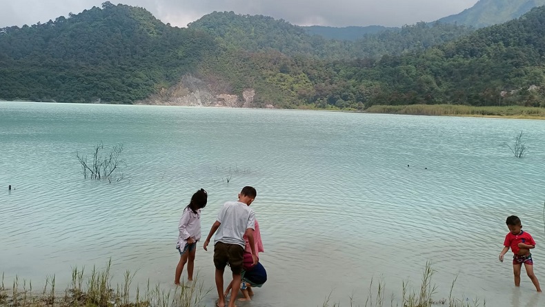 Manfaatkan Sisa Libur Lebaran, Warga Padati Objek Wisata Talaga Bodas Garut