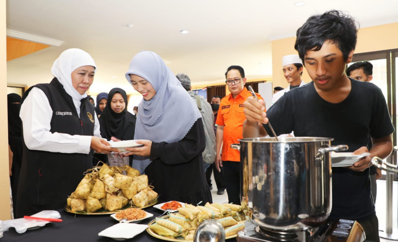 Tiba di Asrama Haji Surabaya, 21 WNI dari Sudan Diajak Khofifah Sarapan Ketupat Opor