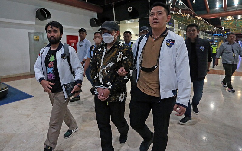 Tampang Peneliti BRIN Andi Pangerang Diborgol saat Ditangkap Polisi - Bagian 1