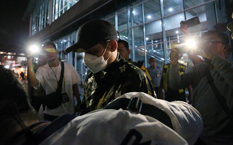 Tampang Peneliti BRIN Andi Pangerang Diborgol saat Ditangkap Polisi - Bagian 3